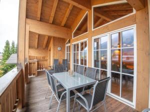 Luxury penthouse with Balcony, Ski Storage, Carport, Lift