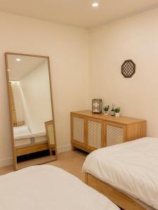 Open Special Price Mujeong Station 7 minutes Lotte World Seokchon Lake Garden Five Adjacent Two Rooms 4 people, up to 8 people