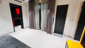 Cozy 1BHK High-Rise near ECR Balcony View Fully AC Family Friendly