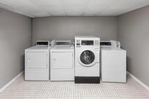 Angel Inn Near IMAX, a Travelodge by Wyndham