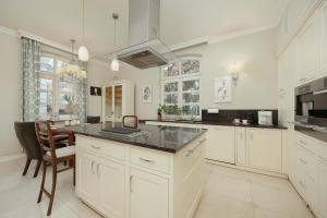 Luxury Villa with Home Cinema and Sauna & Jacuzzi by Renters Prestige