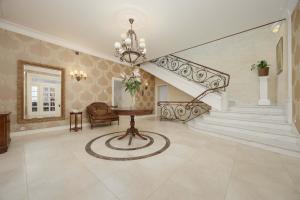 Luxury Villa with Home Cinema and Sauna & Jacuzzi by Renters Prestige