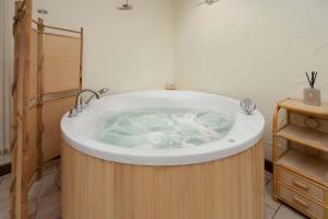Luxury Villa with Sauna, Jacuzzi & Home Cinema by Renters Prestige