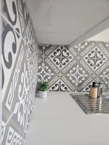 Houten huisje tussen paarden