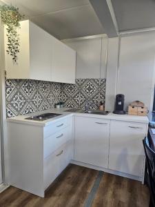 Houten huisje tussen paarden