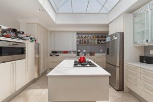 Luxurious Spacious Villa - Ocean & Mountain Views