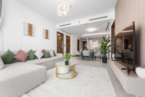 StayShort - 3 Bed in Meydan Sleeps 5 with Dubai Skyline View