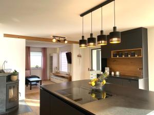Modernes & zentral gelegenes Ferienhaus mit Garten und Parkplatz