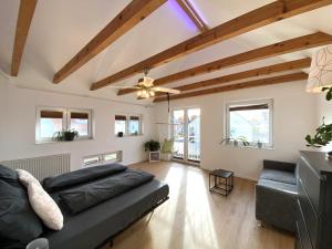 Modernes & zentral gelegenes Ferienhaus mit Garten und Parkplatz
