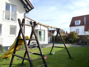 Modernes & zentral gelegenes Ferienhaus mit Garten und Parkplatz