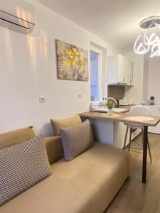 Beautiful 2BD Apartment with Large Terrace and Free Parking