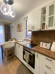 Beautiful 2BD Apartment with Large Terrace and Free Parking