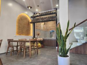 Wanderlust Hostel - Tours and Motorbike Rental