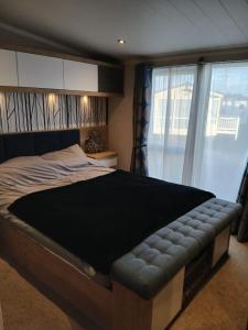 Stunning 7 Berth Lodge With Full-Wrap Decking, Heacham Beach, Norfolk Ref 21039F