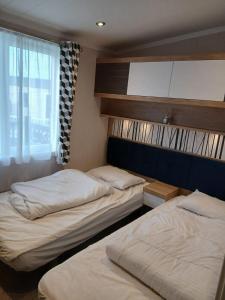 Stunning 7 Berth Lodge With Full-Wrap Decking, Heacham Beach, Norfolk Ref 21039F