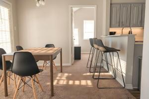 Lakeside 2-Bed Suite Close to City & Airport