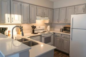 Lakeside 2-Bed Suite Close to City & Airport