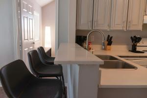 Lakeside 2-Bed Suite Close to City & Airport