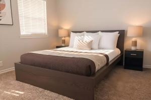 Lakeside 2-Bed Suite Close to City & Airport