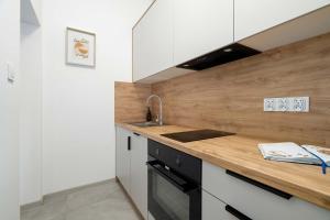 Slowackiego Bright Apartment Close to MTP by Noclegi Renters