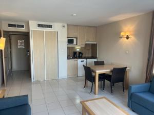 Cap Hermes 107 studio magnifique vue port 3 pers