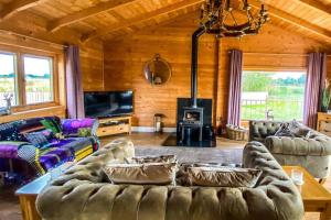 Sleeps6- Hot Tub- Pet Friendly- Log Burner