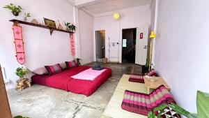 Baan YentaFo - Pink House in Talad Noi