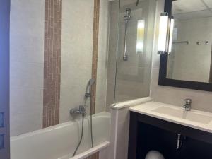 CAP HERMES 312, T2,3, 40m2 clim, parking, piscine