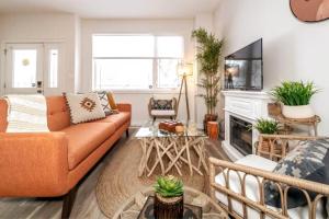 Luxe Escape Duo - 8 Beds - Sleeps 22 - 4 Car Garage