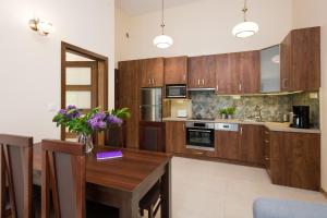 Vanilla 5, 4bdr 2bth apartment 5min to Main Square