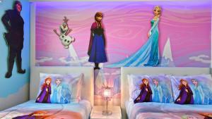 Opulent Villa with Pool & Spa, 10 Miles to Disney