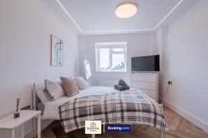 Modern 3BR Apartment By Nativa Homes Short Lets & Serviced Accommodation Harrow With Free WiFi & Parking, Family Comfort & Style