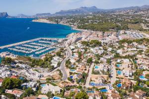 Villa Angela Flores by Villa Plus