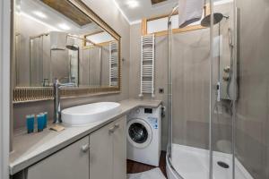 Warsaw Heartline Apartment by BookingHost