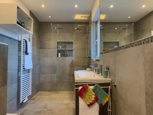 Erstklasssige moderne Apartwohnung 85 qm mit Terrasse und Garten