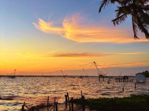 Celestiah Lakeshore Kochi by VOYE HOMES - Calm backwater villa in Kumbalangi