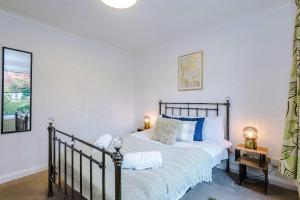 4 Bed House - Sleeps 8 - Free Parking - Manchester