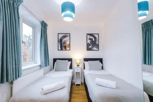 4 Bed House - Sleeps 8 - Free Parking - Manchester