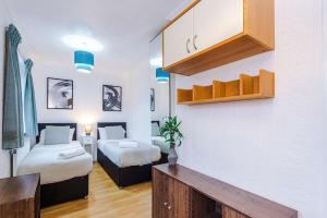 4 Bed House - Sleeps 8 - Free Parking - Manchester