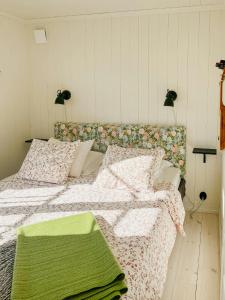 New Timber Holiday Home With Bay Views