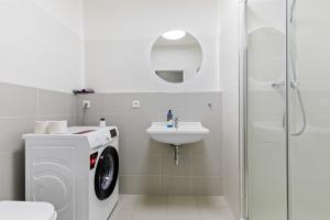 LAM Blue AC - Balcony