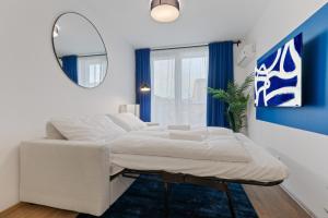 LAM Blue AC - Balcony