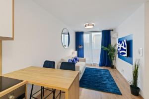 LAM Blue AC - Balcony