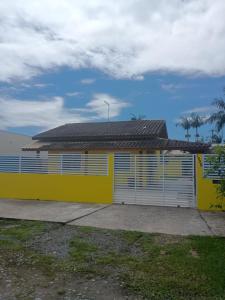 Casa com piscina em Itapoá 8 pessoas 500 m do mar