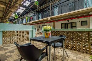 Maboneng Black Diamond Oasis on Craftmanship Hotel with Wi-fi and Parking