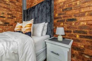 Maboneng Black Diamond Oasis on Craftmanship Hotel with Wi-fi and Parking