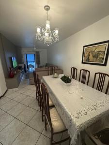 Amplo apartamento à 350 metros do mar