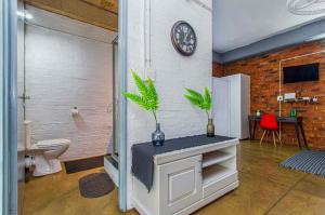 Maboneng Black Diamond Oasis on Craftmanship Hotel with Wi-fi and Parking