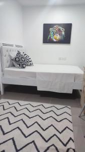 Newly Furnished West Studio