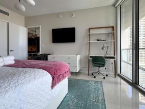 Stylish 1B Icon Brickell 25th fl Pool Spa Gym Parking